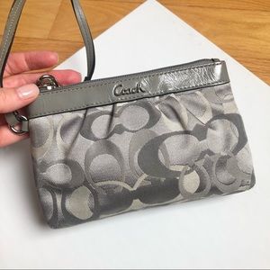 5/$35🍑 COACH Silvery Grey Wristlet/Clutch